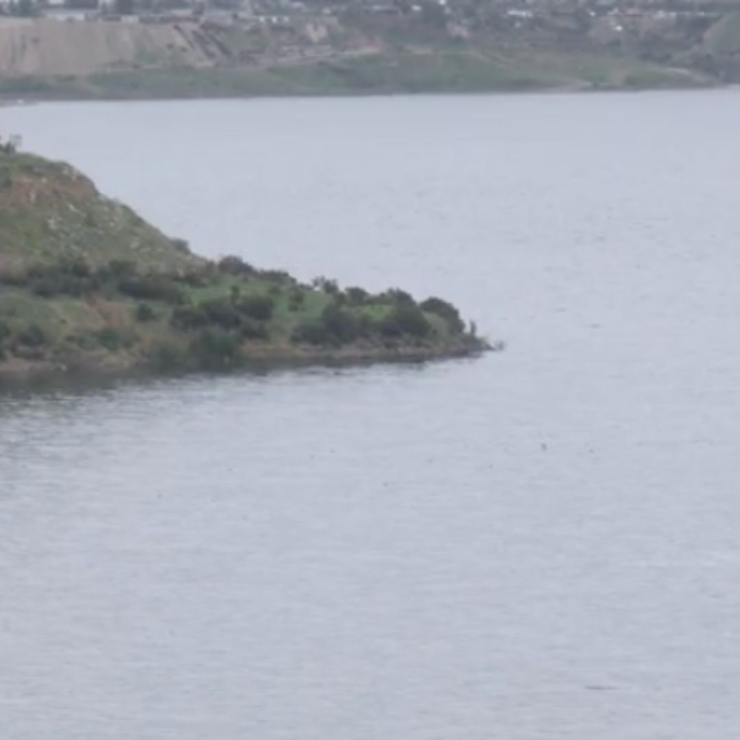 Fuga de Hidrocarburos en Presa Abelardo L. Rodríguez Moviliza a Autoridades en Tijuana